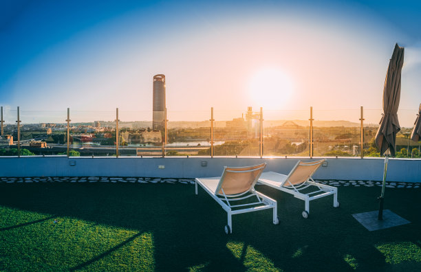 日落时在屋顶上休息的椅子的美丽照片图片下载