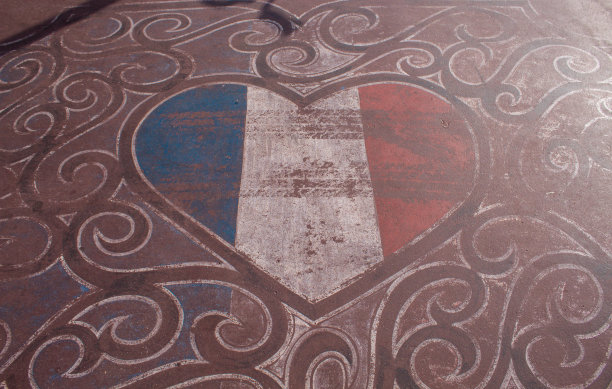 高角拍摄的法国国旗，心形画在地板上图片下载