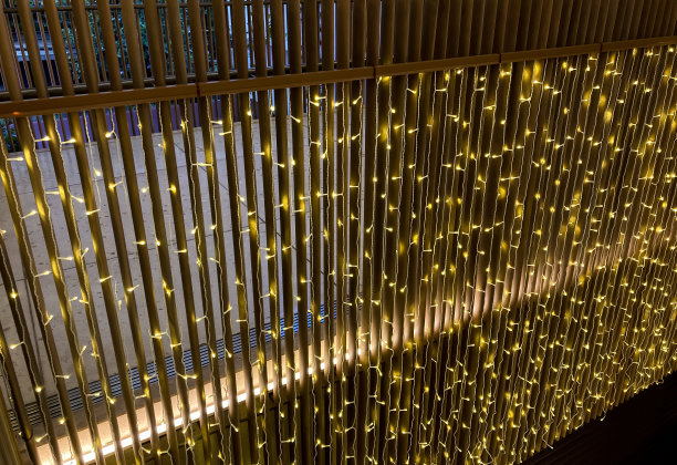 木制栅栏上挂着圣诞彩灯图片下载