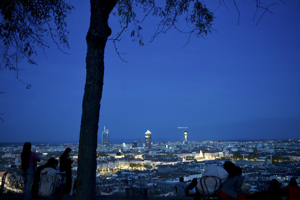 年轻人欣赏法国里昂风景的剪影。图片下载