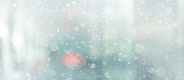 玻璃窗背景的散焦雪图片下载