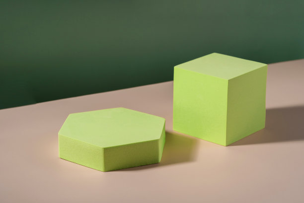 台座化妆产品包装的绿色背景。珠宝展示橱窗，香水广告单色平台，化妆品展台背景，品牌场景模型图片下载