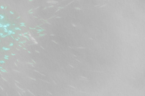 彩虹全息阴影模拟，彩虹棱镜壁纸。抽象棱镜反射，光线透过透镜漏出的效果。晶体光反射覆盖模型上的光背景。图片下载