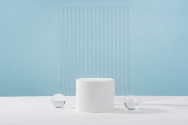 亚克力肋板，平台，背景化妆品包装上的蓝色背景。珠宝展示展柜、香水广告展柜、化妆品品牌现场模型展柜图片下载