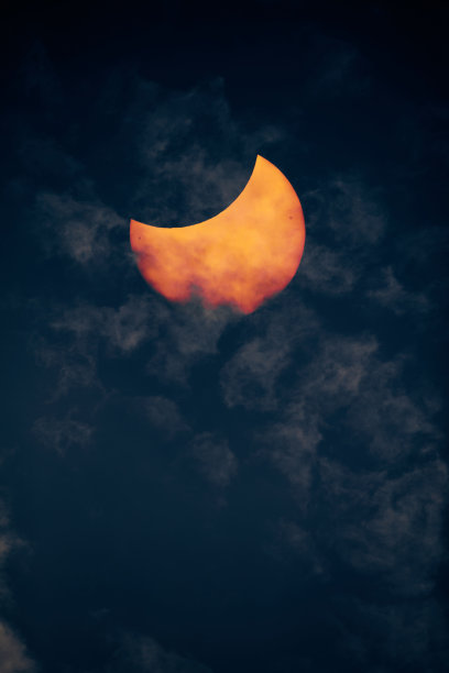 通过望远镜和特殊的太阳滤镜观看日食。图片下载