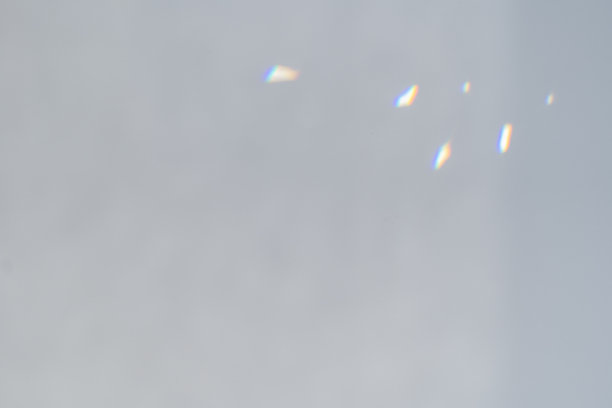 晶体光反射覆盖模型上的光背景。彩虹全息阴影模拟，彩虹棱镜壁纸。抽象棱镜反射，光线透过透镜漏出的效果。图片下载