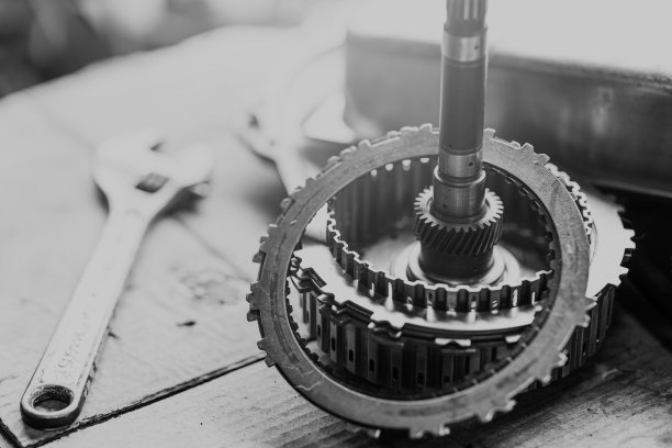 车库汽车服务理念。旧旧肮脏的车辆齿轮轴修理固定在机械车间为背景图片下载