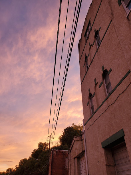 太阳落在安静的建筑物上图片下载