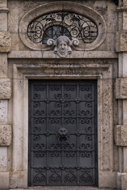 古色古香的锻铁大门。图片下载