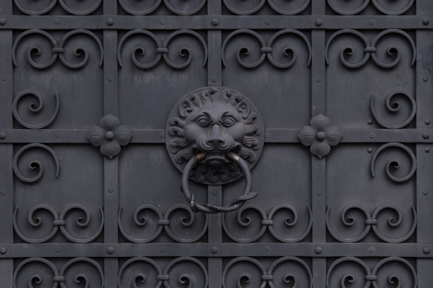 古色古香的锻铁大门。图片下载