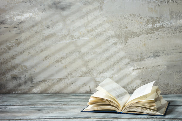 复古旧精装书，日记，扇页木书桌桌上和垃圾背景日光。书堆积。回到学校。副本的空间。教育背景。图片下载