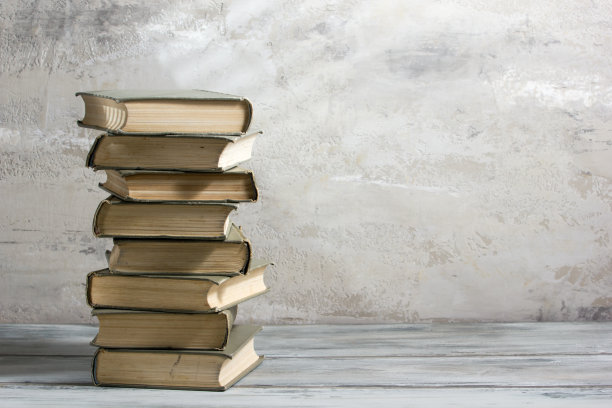 复古旧精装书，日记，扇页木书桌桌上和垃圾背景日光。书堆积。回到学校。副本的空间。教育背景。图片下载