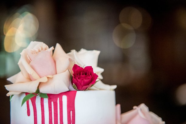 婚礼蛋糕上花朵的特写镜头，背景模糊图片下载