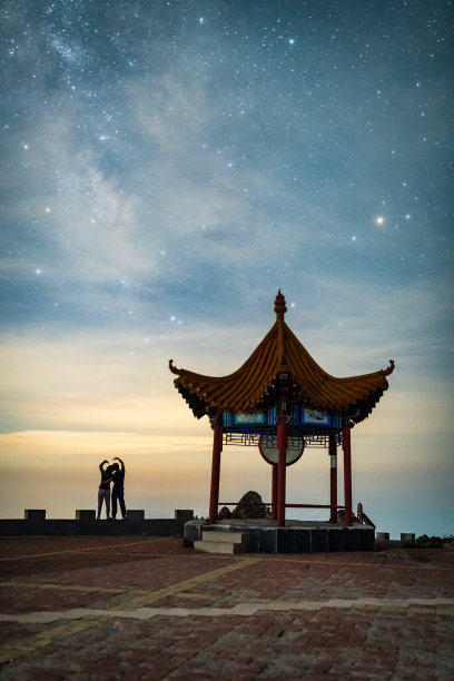 一对恋人在看银河下的星星图片下载