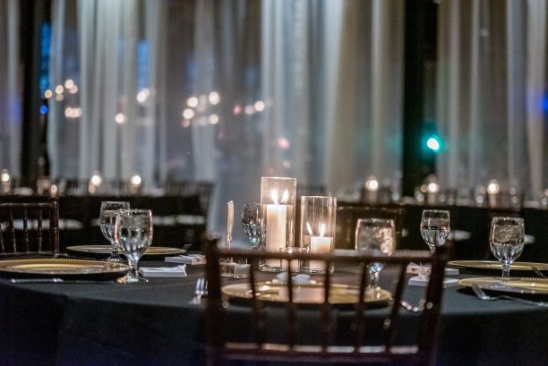 近距离拍摄的一个优雅的婚礼桌子设置在大厅图片下载