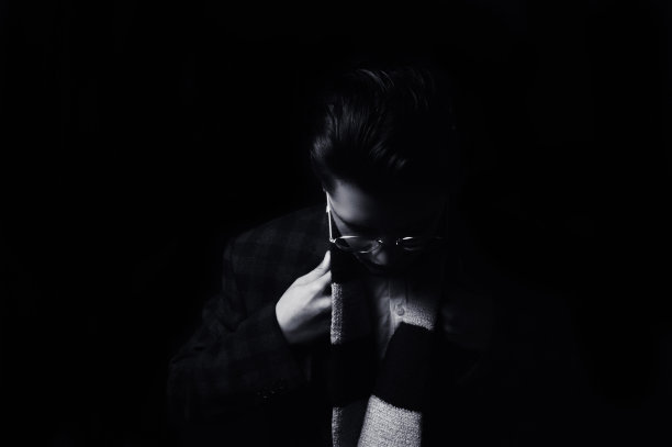 一个戴着眼镜和围巾的亚洲男性的灰度照片图片下载