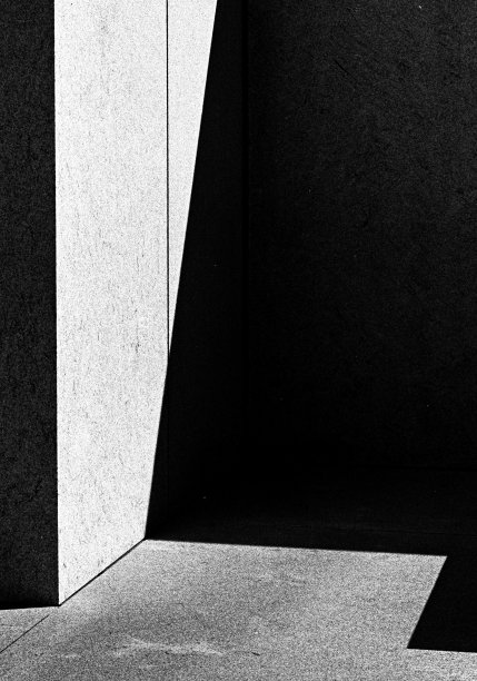 灰度垂直图片的建筑角落与阴影-一个抽象的背景图片下载