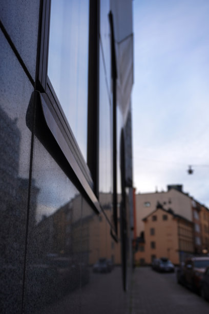 白天建筑的倒影特写图片下载