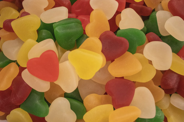 以彩色心脏的形式从静脉中取出糖果。糖果配果冻和糖。彩色阵列不同的糖果给孩子图片下载