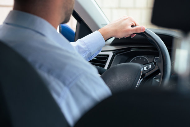 男人在车里开车图片下载