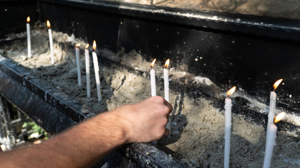 蜡烛在教堂。在教堂里点燃蜡烛作为一种仪式图片下载