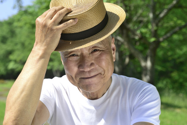 微笑的老人在公园里放松图片下载