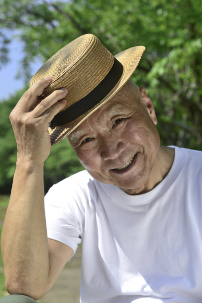 微笑的老人在公园里放松图片下载