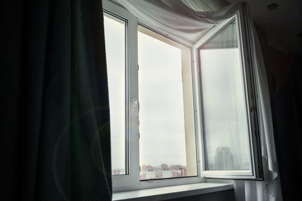 城市公寓或办公用房采用开式塑料窗框。图片下载