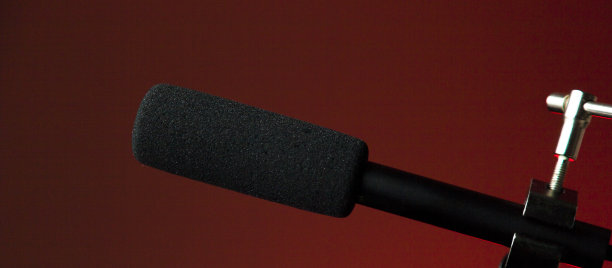 播客麦克风彩色背景与复制空间。图片下载
