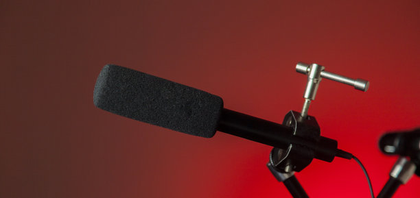 播客麦克风彩色背景与复制空间。图片下载