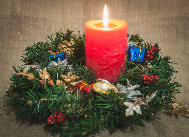 新年和圣诞节的蜡烛。新年装饰。手工制作的蜡烛。图片下载