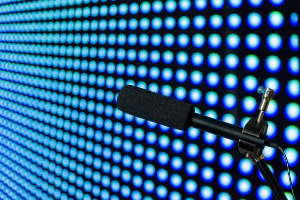 播客麦克风彩色背景与复制空间。图片下载