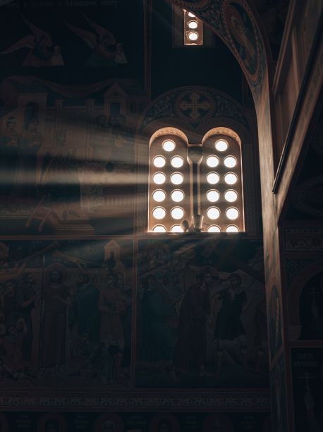 阳光从教堂的窗洞里射进来图片下载