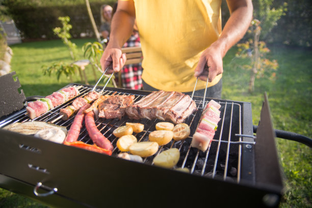 男人烤肉和蔬菜的特写镜头图片下载