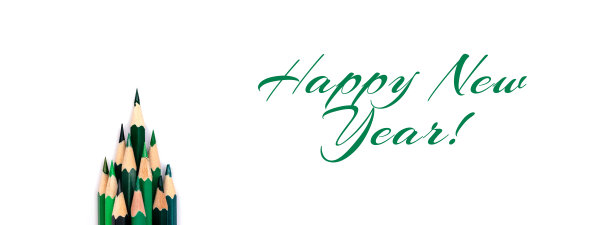 用绿色铅笔做成的创意圣诞树。题词:新年好!在白色背景上图片下载