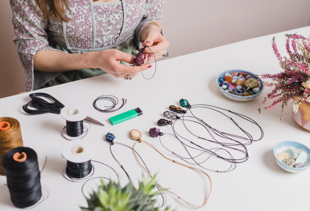 妇女双手制作手工宝石首饰图片下载