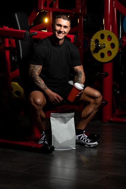 健美运动员摆姿势与补充复制空间图片下载