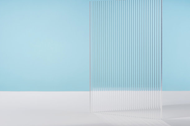 背景为化妆品包装上的蓝色背景。珠宝展示橱窗，香水广告单色平台，化妆品立极简背景，品牌场景模型图片下载