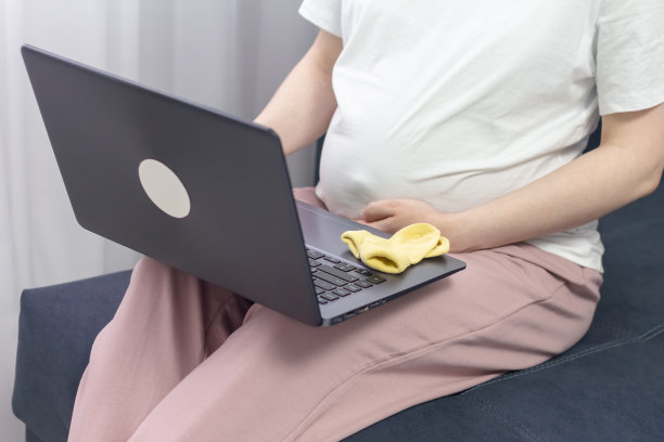 快乐的孕妇在笔记本电脑上使用在线电子商务应用程序，在网上购物图片下载