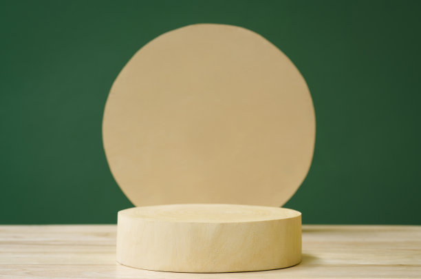 空圆木纹地板裙台与空间模拟模糊的绿色背景。化妆品，美容，天然产品展示，促销，展示，展示，展示，现代布局，广告
设计。图片下载