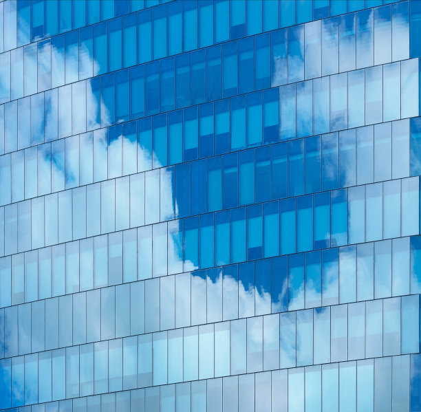 柔和的玻璃幕墙外立面建筑反射云和蓝天干净的环境背景。为现代商务办公、生态、智慧城市设计。图片下载