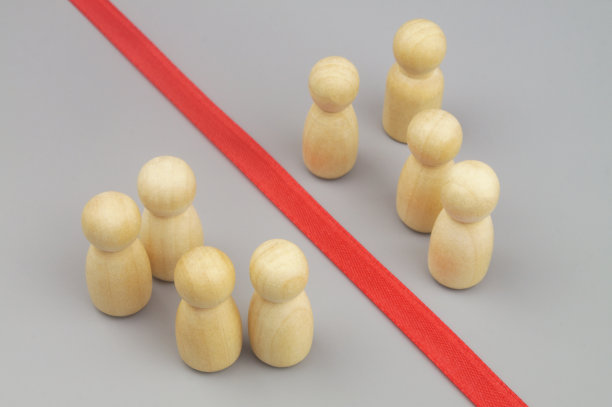 用红丝带隔开的木制人像作为边界。图片下载