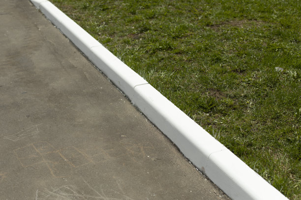 画的路边。白色的路沿。在城市景观。图片下载