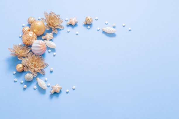 蓝色背景的金色圣诞玩具图片下载