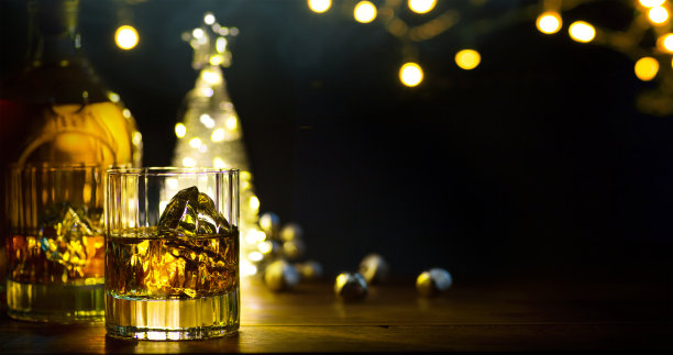 圣诞派对设计与节日饮料和圣诞树。圣诞横幅或贺卡设计与复制空间图片下载