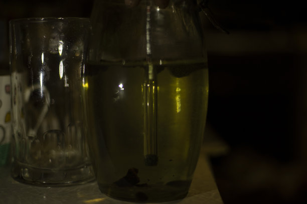 酒精计在罐子里。厨房里有一罐酒。在暗室准备酒精。图片下载