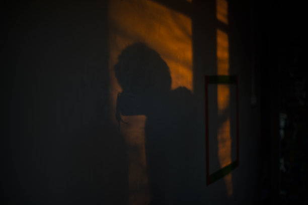 早晨墙上的灯。黎明在室内。屋内黄灯刺眼。图片下载