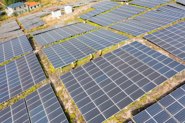 工程师在太阳能发电厂检修设备图片下载