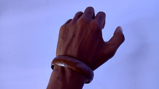 木质的棕色手镯图片下载