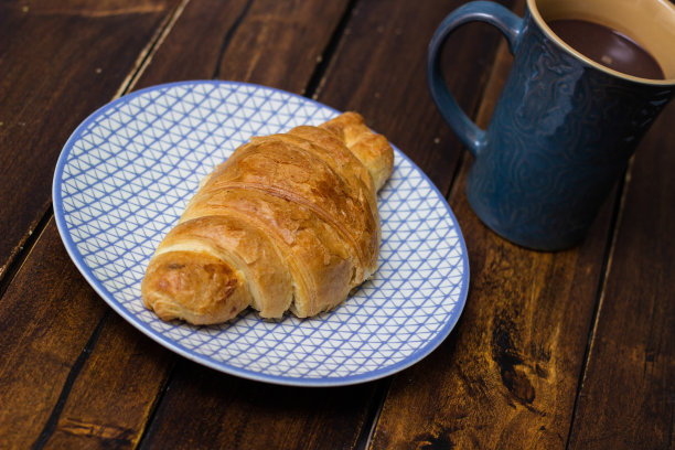 新鲜烤牛角包配巧克力牛奶图片下载
